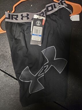 Under Armour Black Athletic Compression Shorts Size XL Youth